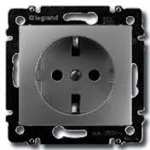 Valena 2p+f süllyesztett földelt  dugalj  alumínium fedlappal