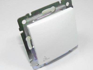 Valena IP44 egypólusú kapcsoló, fehér